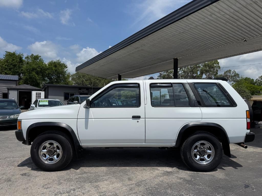 1995 Nissan Pathfinder LE photo