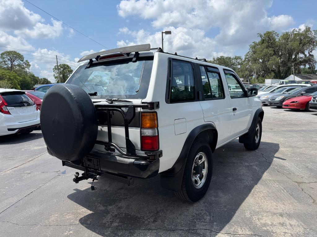 1995 Nissan Pathfinder LE photo