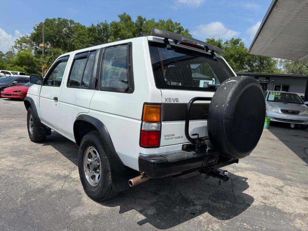 1995 Nissan Pathfinder LE photo