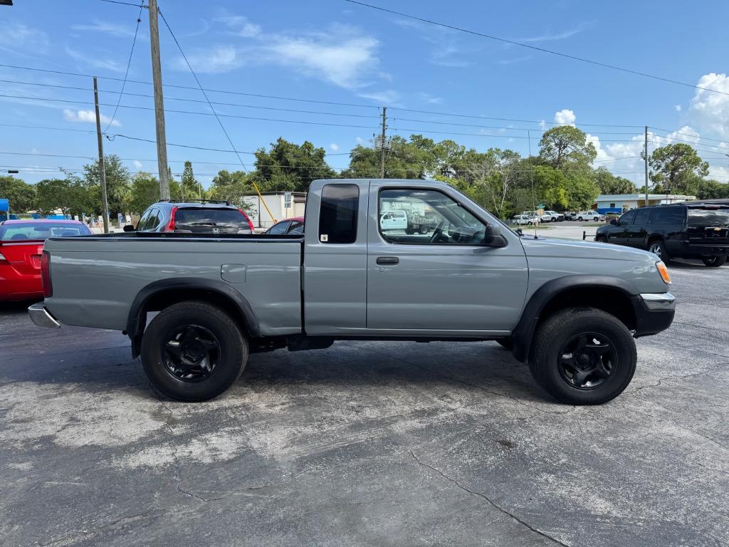 2000 Nissan Frontier XE Desert Runner photo