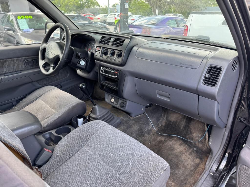 2000 Nissan Frontier XE Desert Runner photo