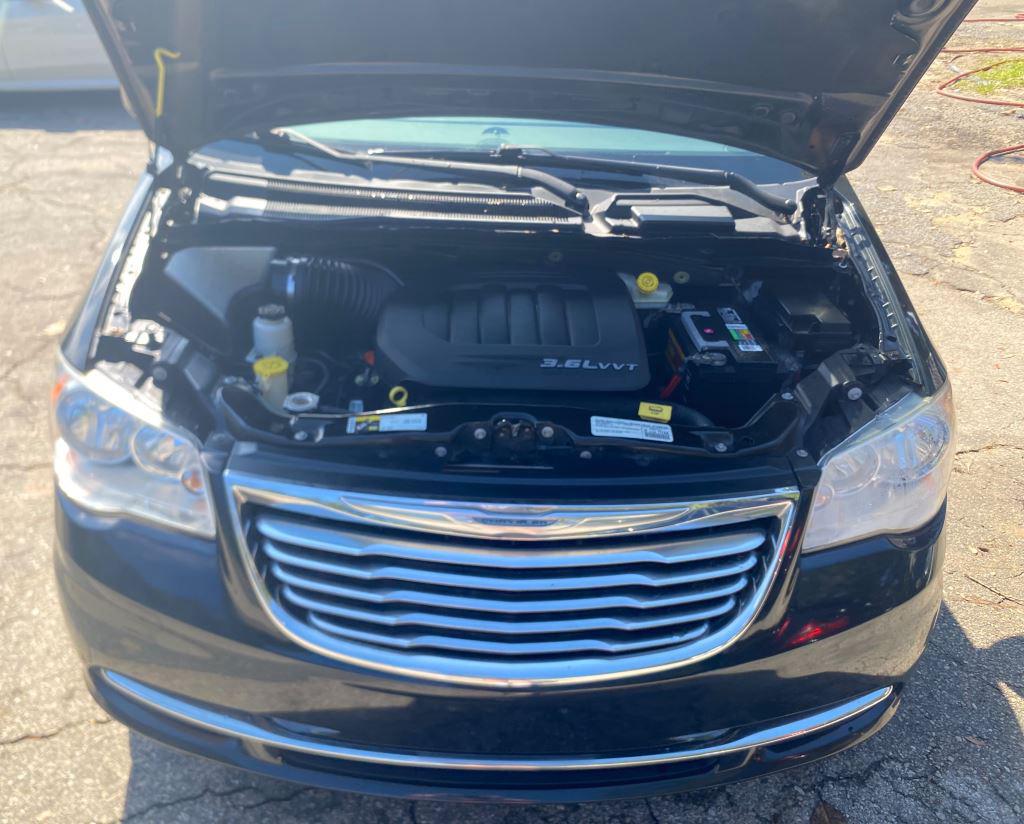 2015 Chrysler Town And Country - $7,500