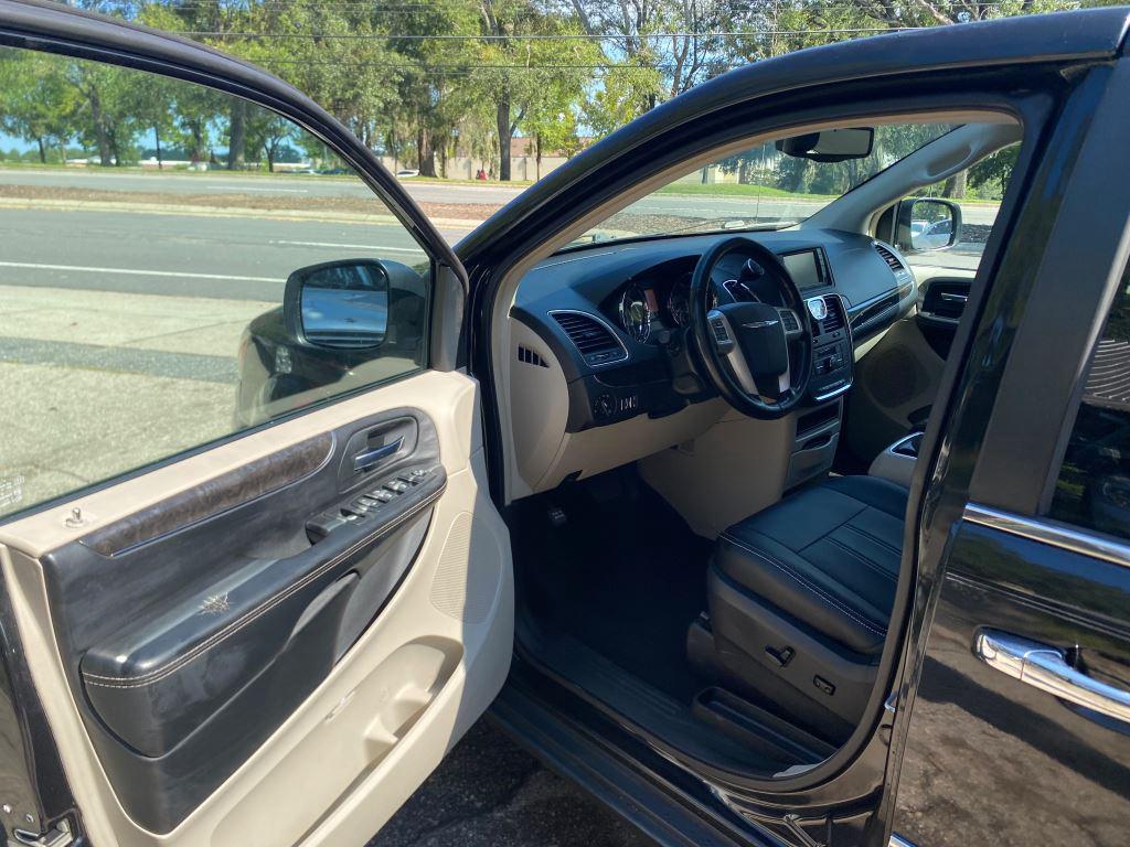 2015 Chrysler Town And Country - $7,500