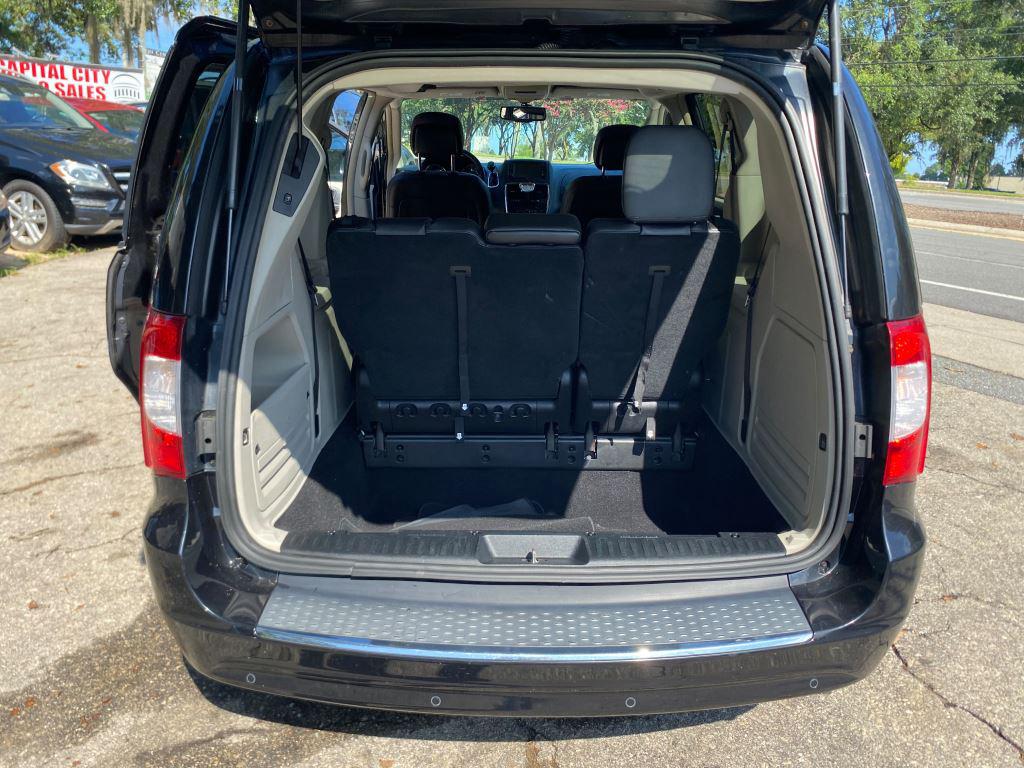 2015 Chrysler Town And Country - $7,500