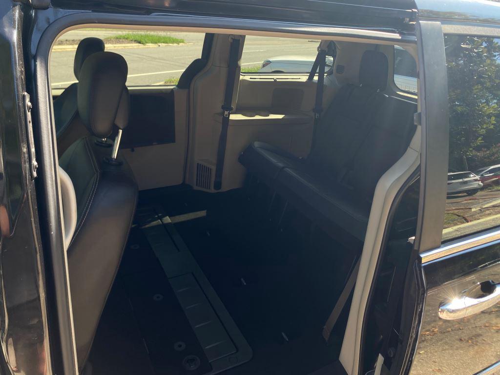 2015 Chrysler Town And Country - $7,500