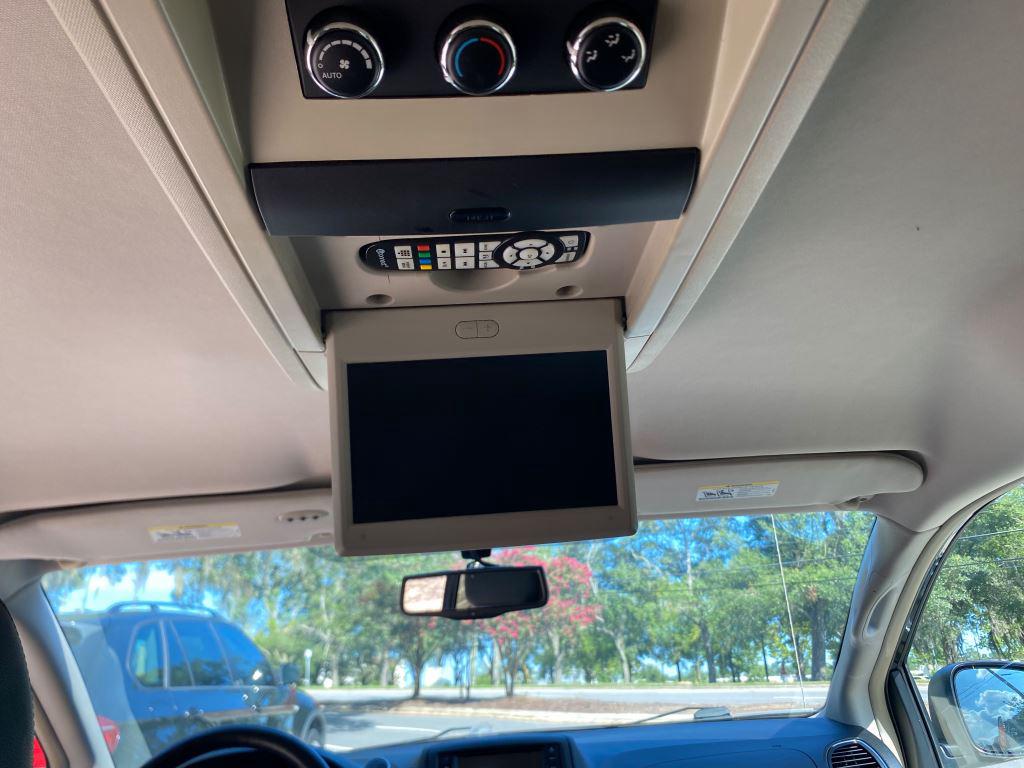 2015 Chrysler Town And Country - $7,500