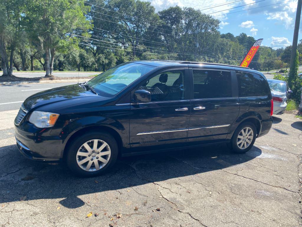 2015 Chrysler Town And Country - $7,500