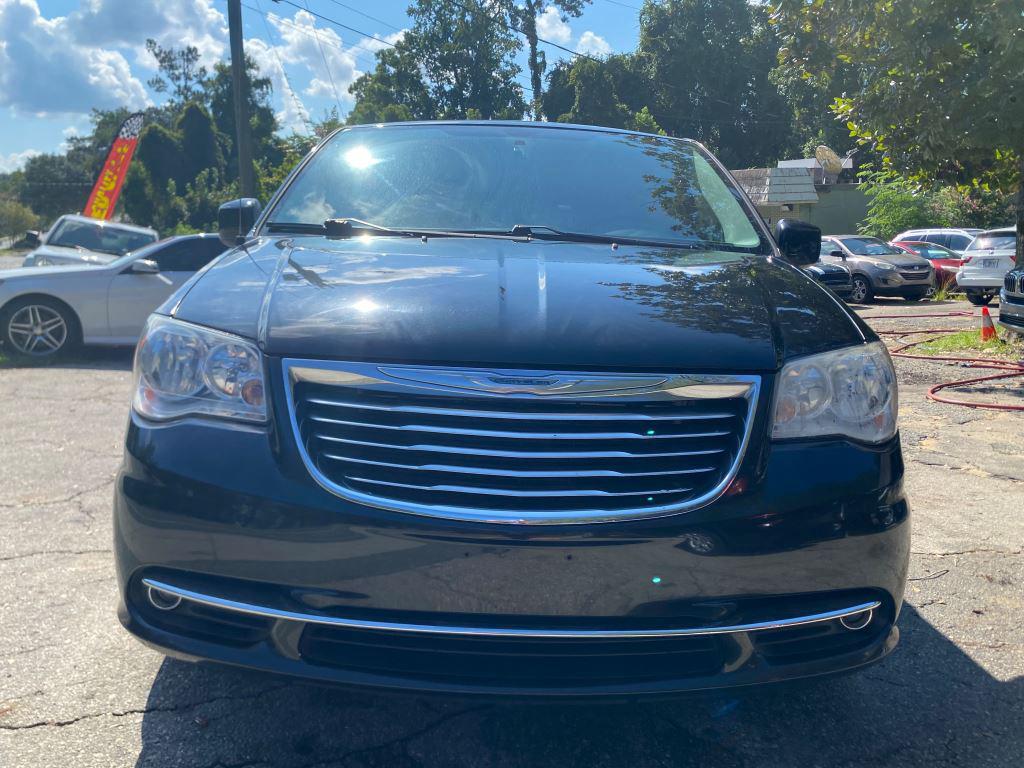 2015 Chrysler Town And Country - $7,500