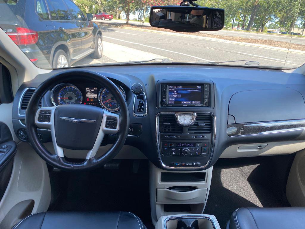 2015 Chrysler Town And Country - $7,500