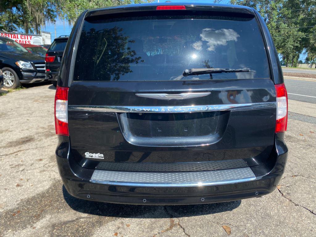 2015 Chrysler Town And Country - $7,500