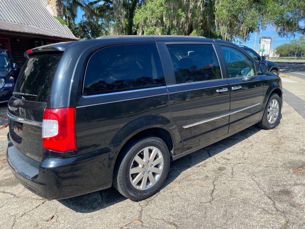 2015 Chrysler Town And Country - $7,500