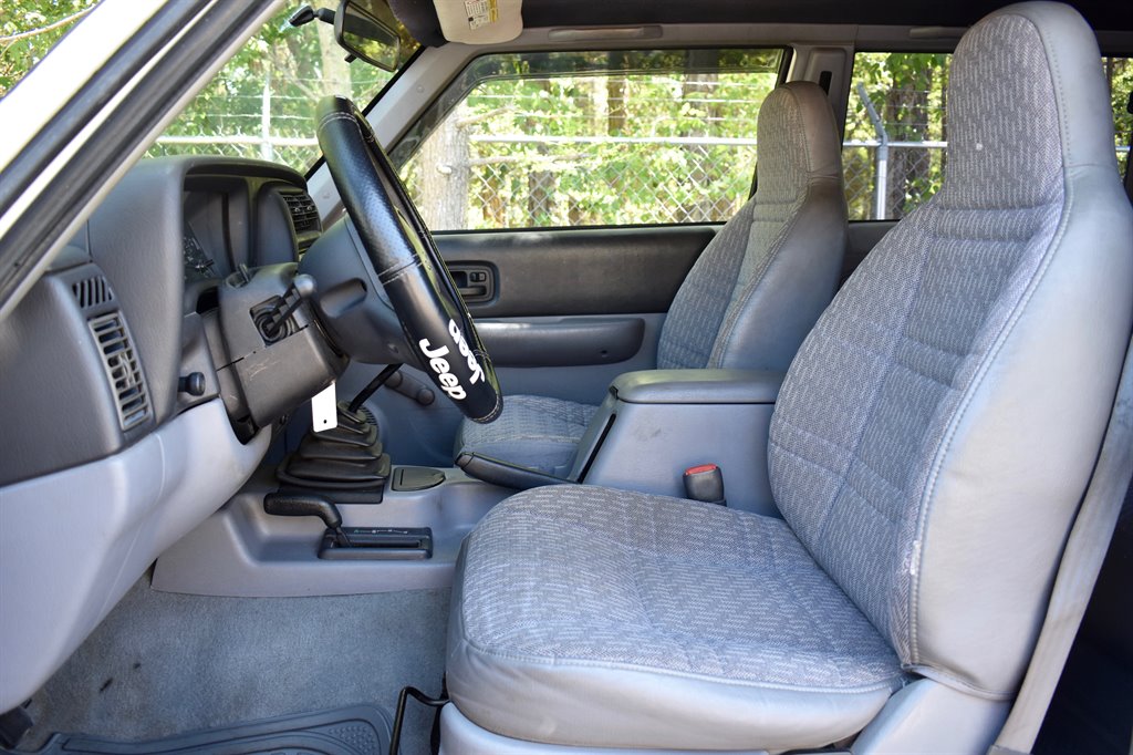1998 Jeep Cherokee SE photo