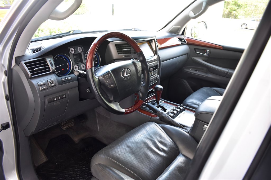 2010 Lexus LX 570 photo