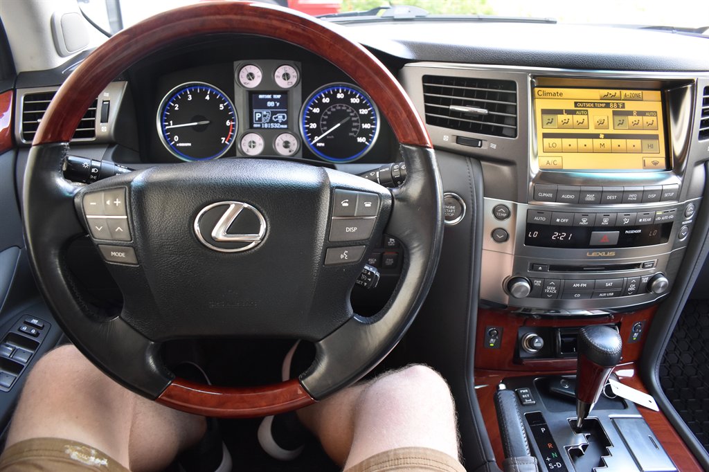 2010 Lexus LX 570 photo
