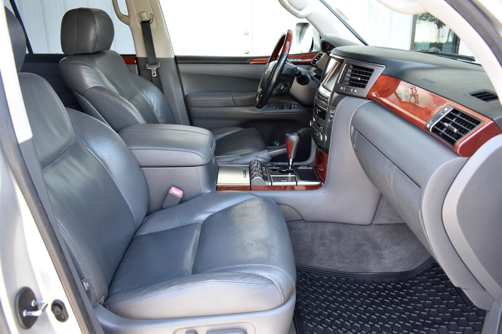 2010 Lexus LX 570 photo