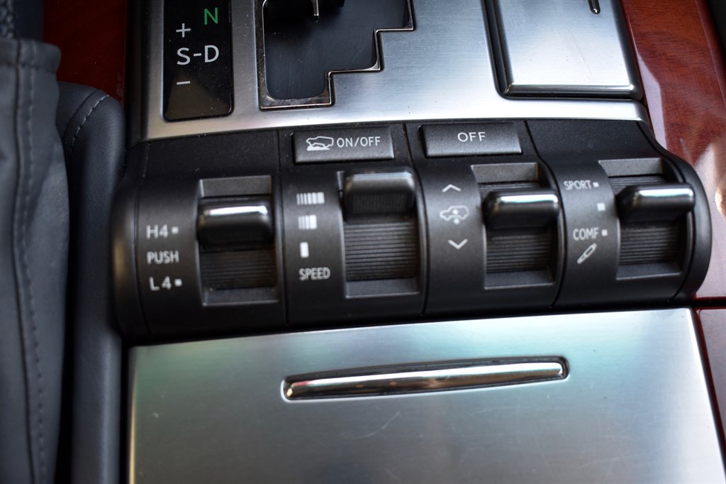 2010 Lexus LX 570 photo