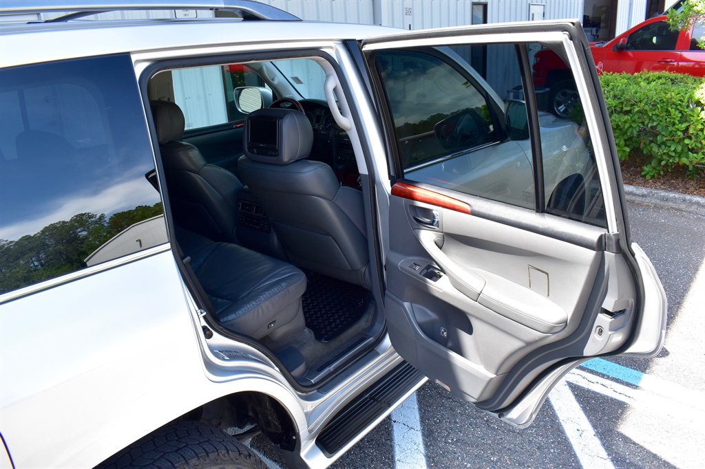 2010 Lexus LX 570 photo