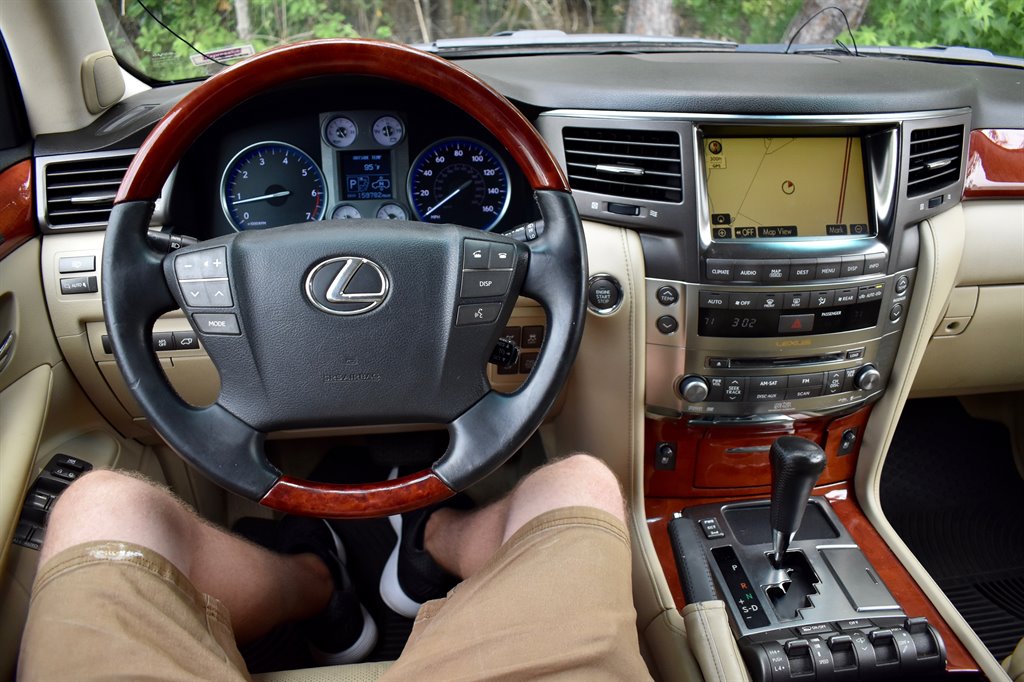2008 Lexus LX 570 photo