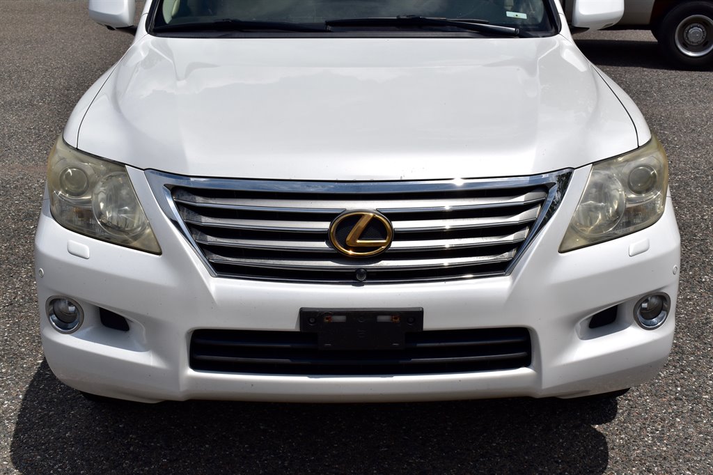 2008 Lexus LX 570 photo