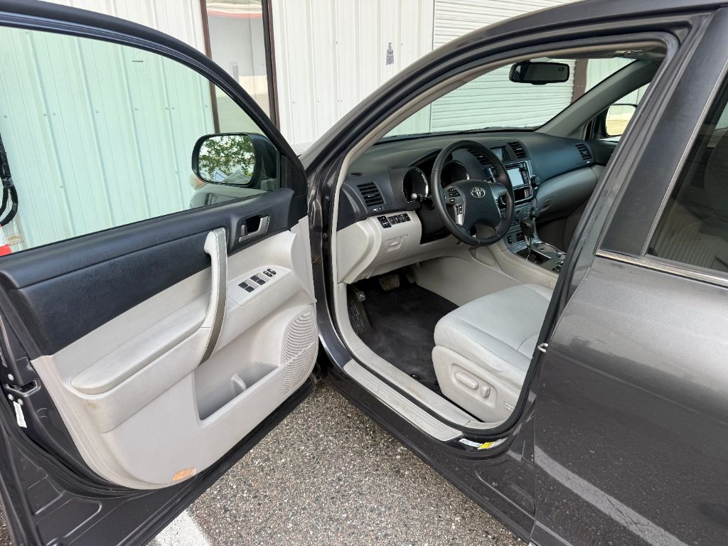 2013 Toyota Highlander - $8,800