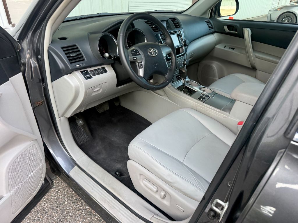 2013 Toyota Highlander - $8,800
