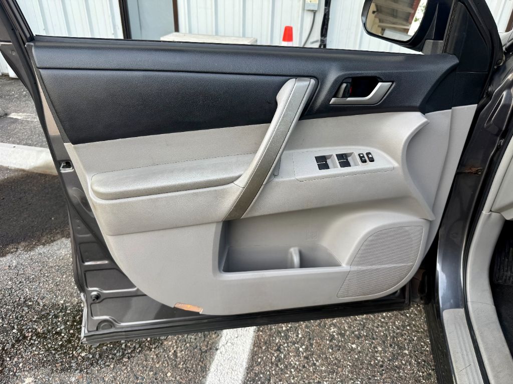 2013 Toyota Highlander - $8,800