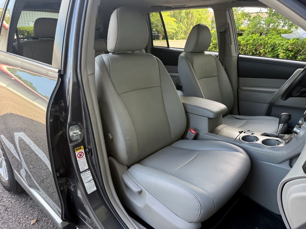 2013 Toyota Highlander - $8,800