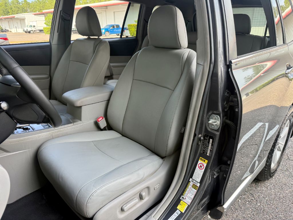 2013 Toyota Highlander - $8,800