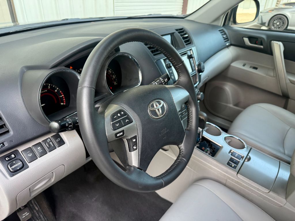 2013 Toyota Highlander - $8,800