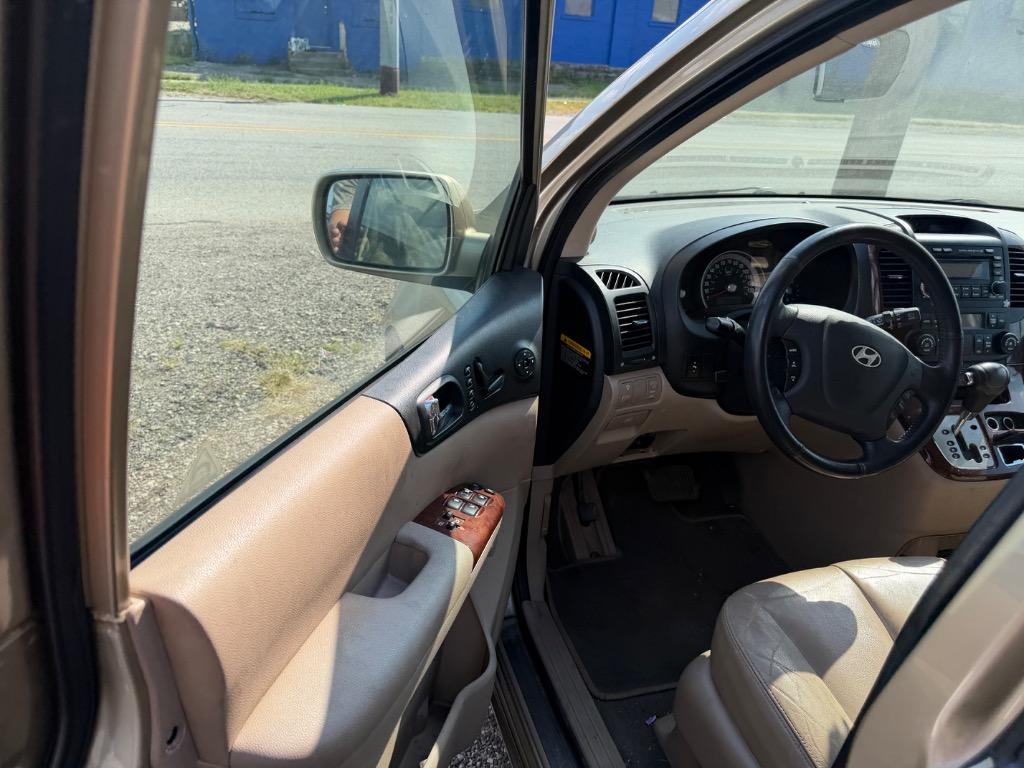 2008 Hyundai Entourage - $1,500