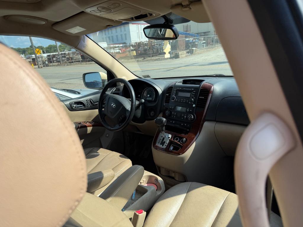 2008 Hyundai Entourage - $1,500