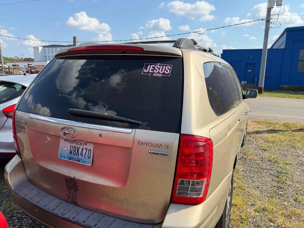 2008 Hyundai Entourage - $1,500