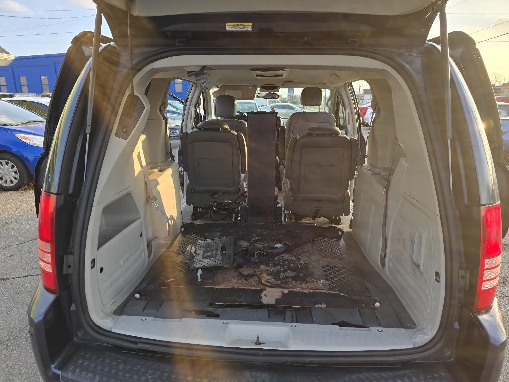 2008 Chrysler Town & Country - $2,500
