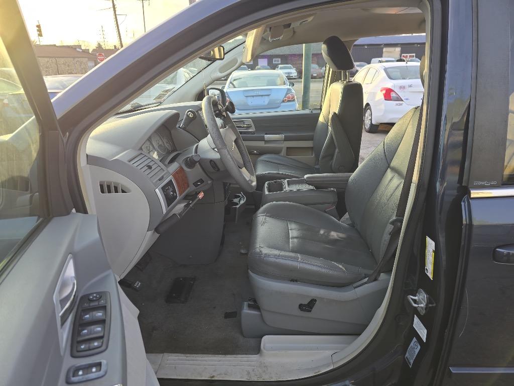 2008 Chrysler Town & Country - $2,500