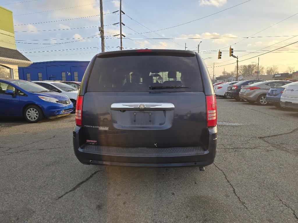 2008 Chrysler Town & Country - $2,500