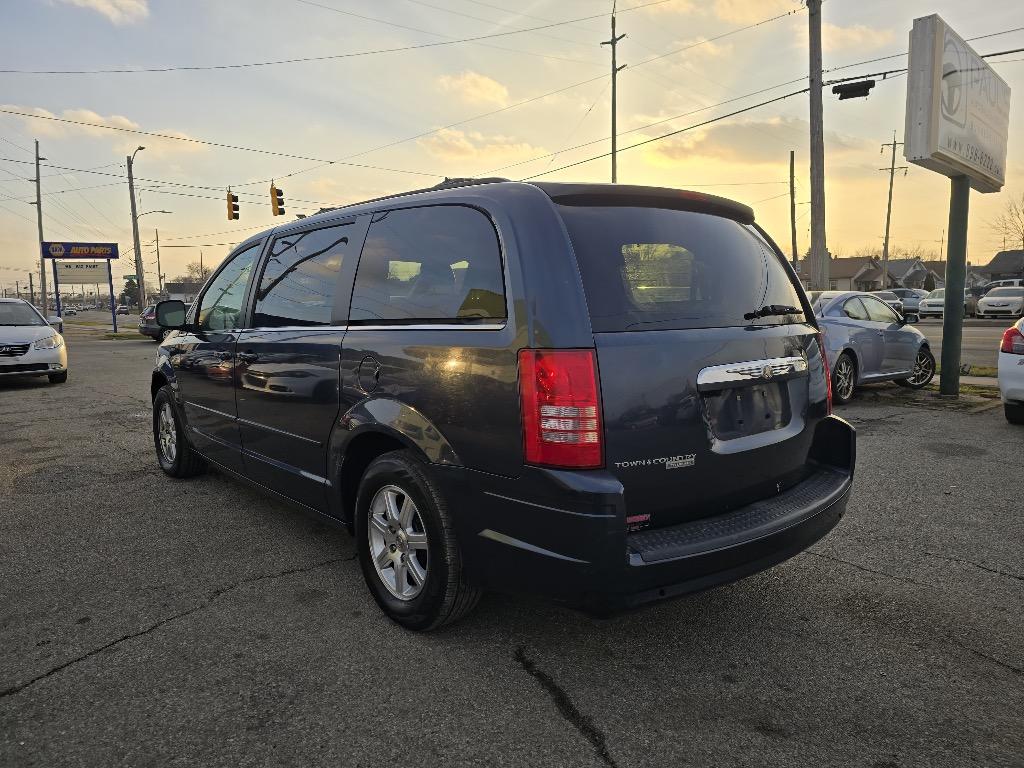 2008 Chrysler Town & Country - $2,500