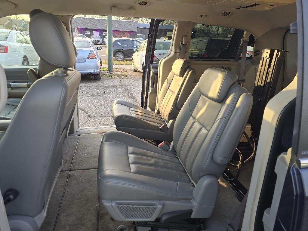 2008 Chrysler Town & Country - $2,500