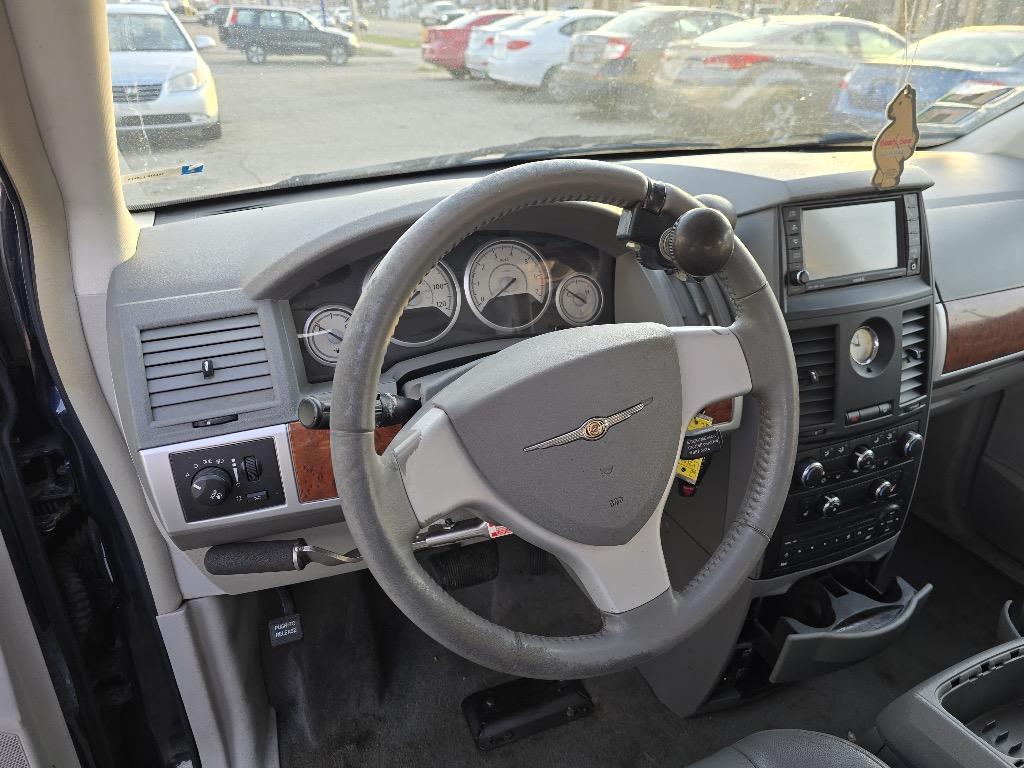 2008 Chrysler Town & Country - $2,500
