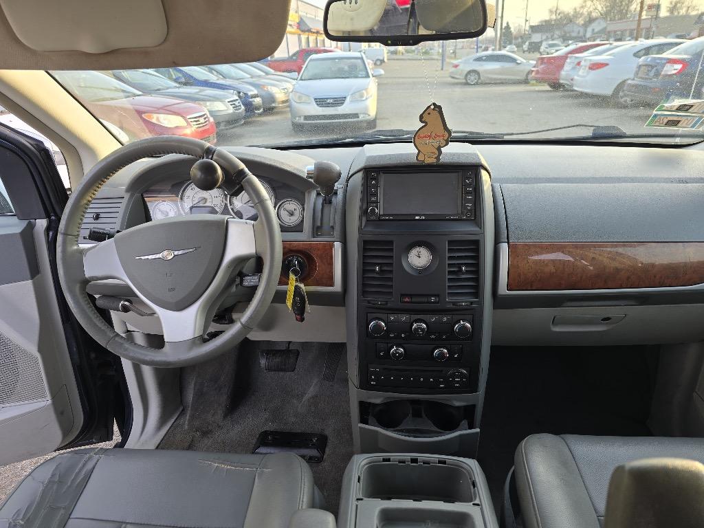 2008 Chrysler Town & Country - $2,500