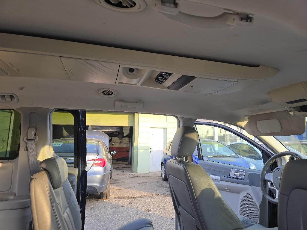 2008 Chrysler Town & Country - $2,500