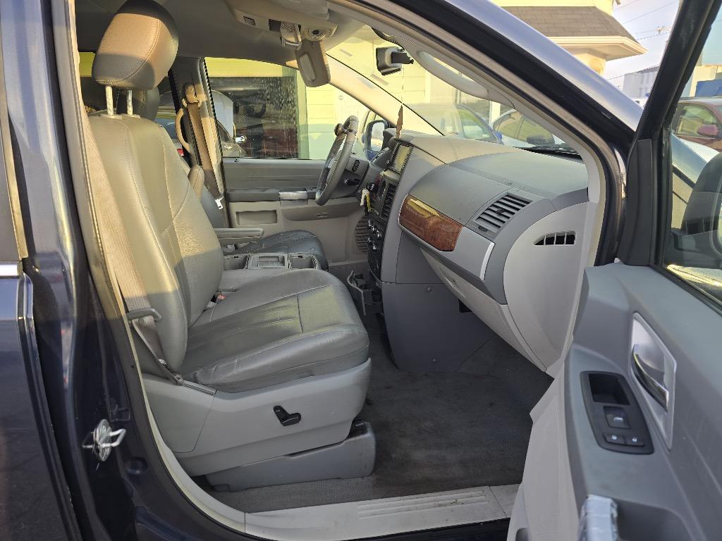 2008 Chrysler Town & Country - $2,500