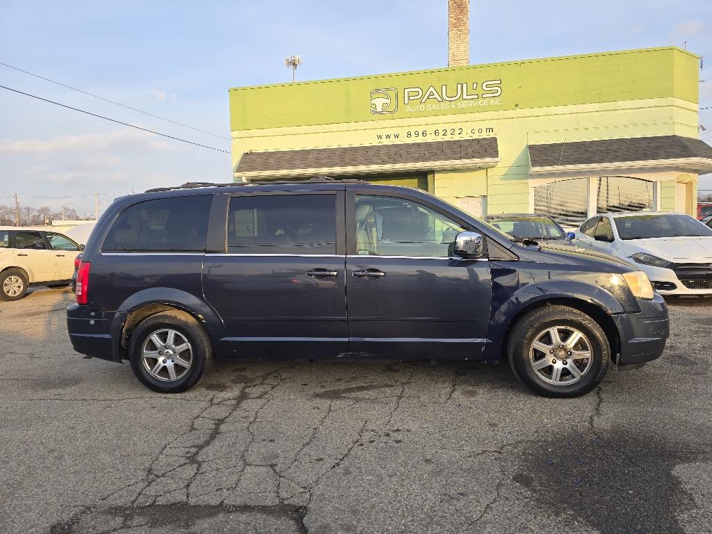 2008 Chrysler Town & Country - $2,500