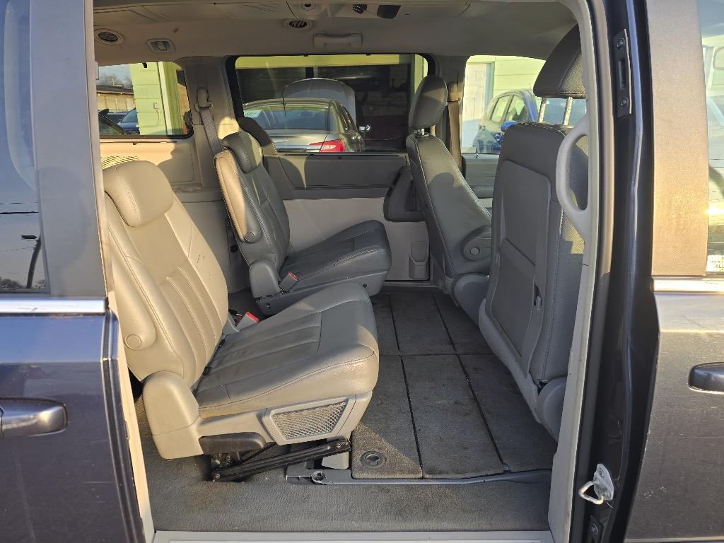 2008 Chrysler Town & Country - $2,500