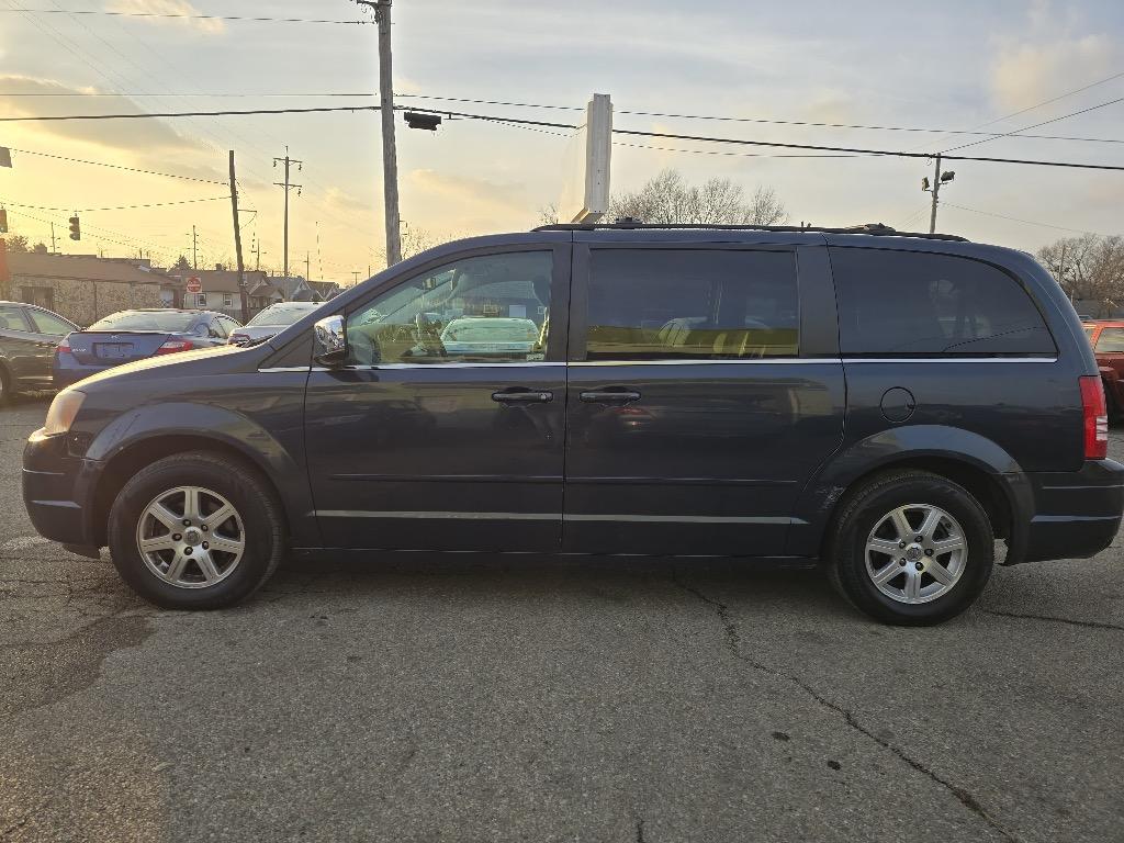 2008 Chrysler Town & Country - $2,500