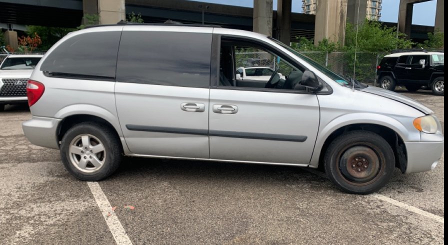 2005 Dodge Caravan SXT photo