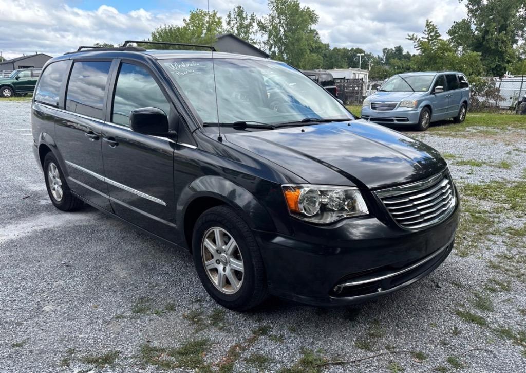 2012 Chrysler Town And Country - $8,500
