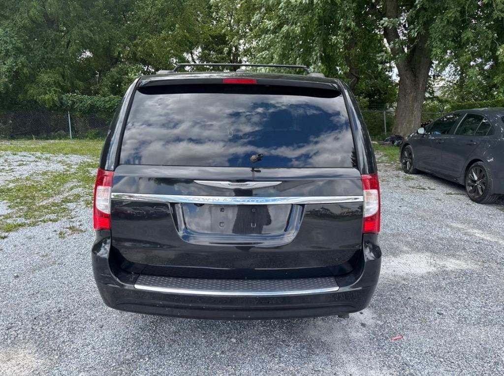 2012 Chrysler Town And Country - $8,500