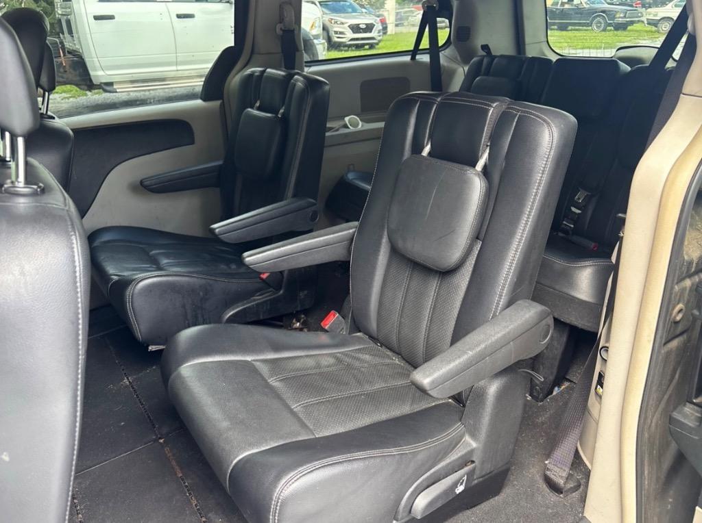 2012 Chrysler Town And Country - $8,500