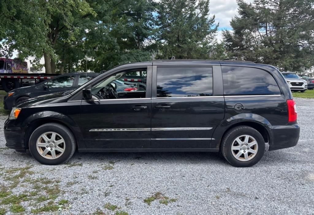 2012 Chrysler Town And Country - $8,500
