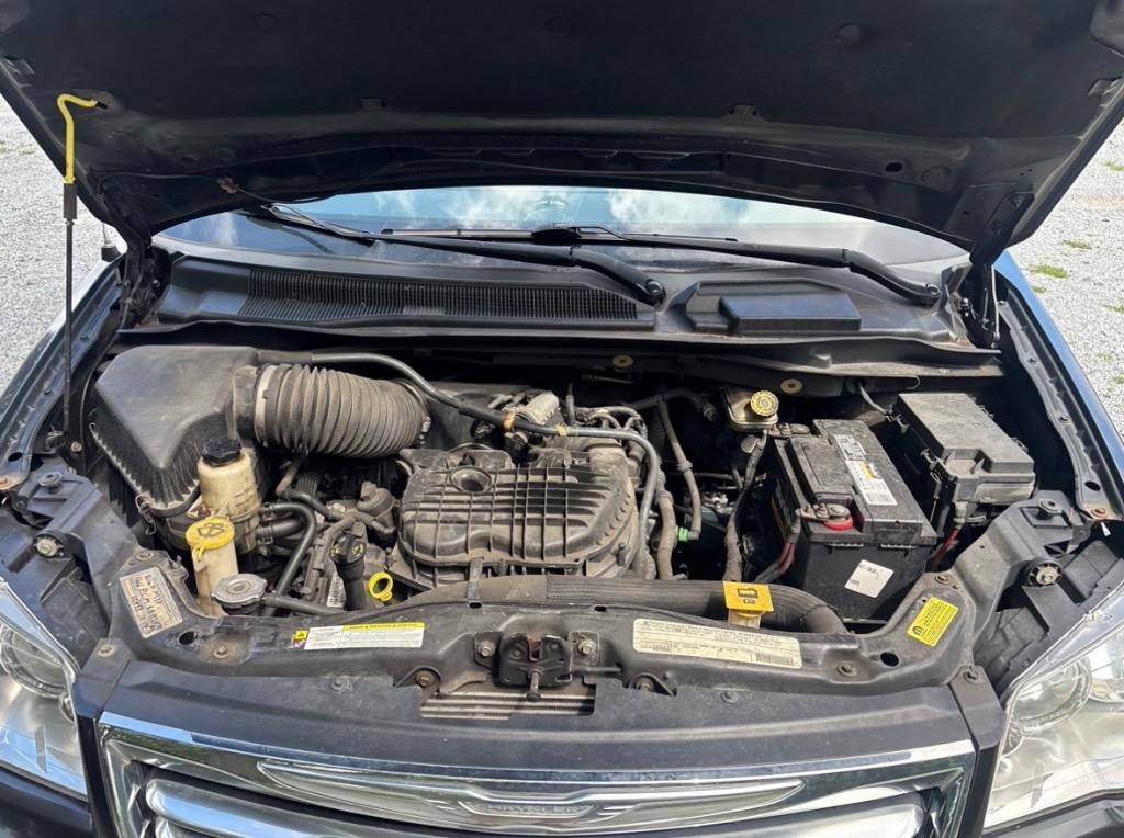 2012 Chrysler Town And Country - $8,500